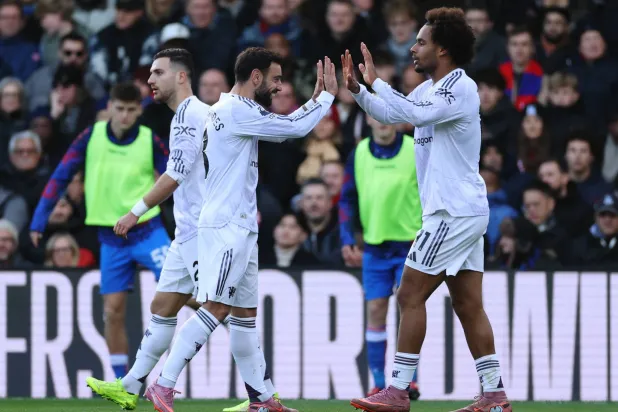 سجل جوشوا زيركزي وميسون ماونت هدفين في الشوط الثاني لصالح مانشستر يونايتد (رويترز)