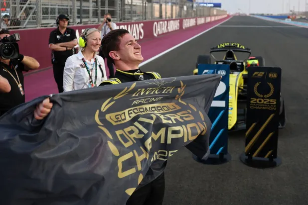 الإيطالي ليوناردو فورنارولي يحتفل بلقب «بطولة العالم لفورمولا2»... (رويترز)