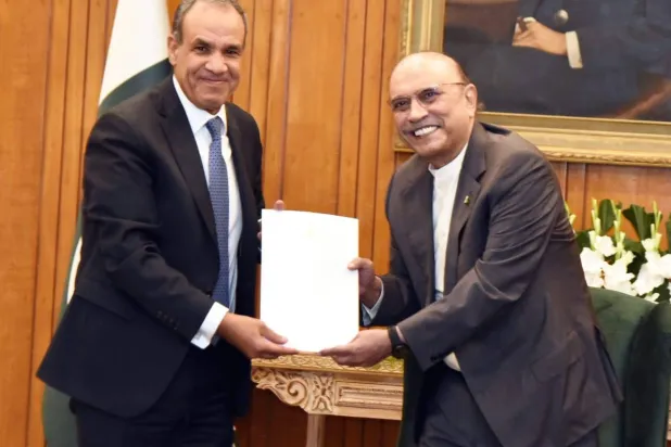 وزير الخارجية المصري يسلم الرئيس الباكستاني رسالة خطية من نظيره المصري (الخارجية المصرية)