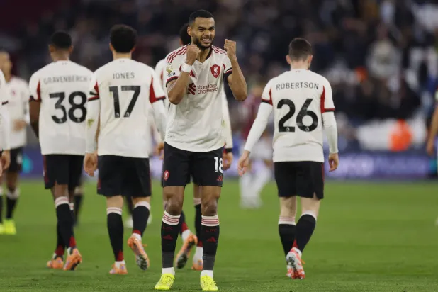 كودي خاكبو يحتفل بهدف ليفربول الثاني في مرمى وست هام (رويترز)