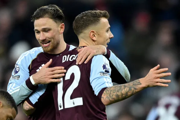 لاعبو أستون فيلا يحتفلون بالفوز على وولفز (رويترز)