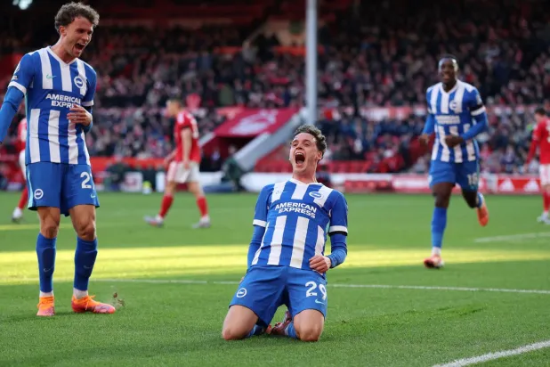 ماكسيم دي كويبر يحتفل بهدف برايتون الأول (رويترز)