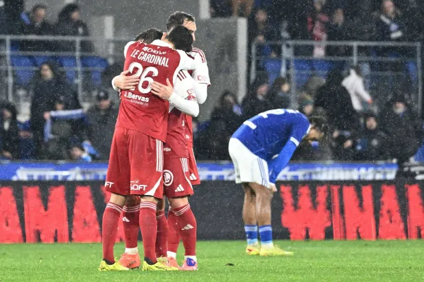 فرحة لاعبي بريست بالفوز على ستراسبورغ (أ.ف.ب)