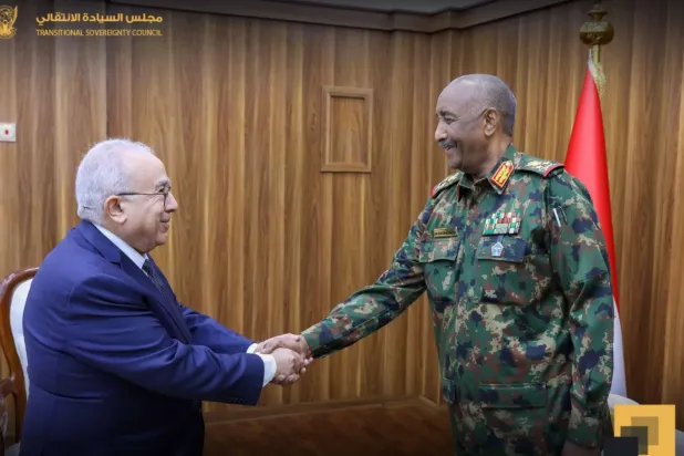 عبد الفتاح البرهان يستقبل لعمامرة في بورتسودان خلال زيارة سابقة (أرشيفية - مجلس السيادة السوداني)