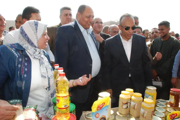 مسؤولون مصريون في جولة بأحد منافذ بيع السلع (وزارة الزراعة المصرية)