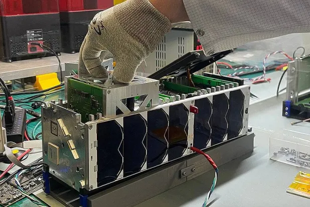 تركيب وحدة نظام تحديد وتوجيه الاتجاه في نموذج القمر (InnoCube) (جامعة فورتسبورغ)