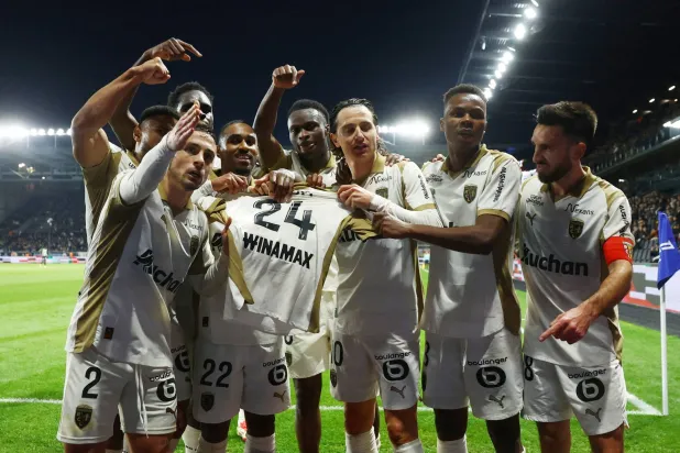 احتفالية لاعبي لانس بالفوز الثمين على أنجيه وتصدر الدوري (رويترز)