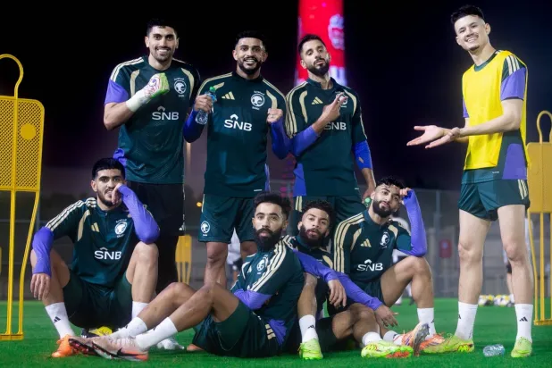 لاعبو «الأخضر» في لقطة مرحة بعد نهاية المران (المنتخب السعودي)