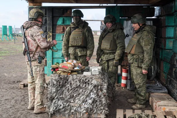 

سربازان جذب‌شده جدید در حال شرکت در تمرین نظامی در منطقه نظامی جنوبی روسیه، ۱۴ نوامبر ۲۰۲۵ (خبرگزاری آلمان)