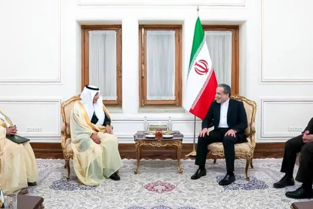 عباس عراقچی هنگام استقبال از دکتر سعود الساطی در مقر وزارت امور خارجه ایران در روز یکشنبه» (واس)