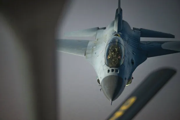 طائرة تتبع القيادة المركزية الأميركية تتزود بالوقود في الجو خلال التدريبات (القيادة المركزية الأميركية عبر منصة إكس)