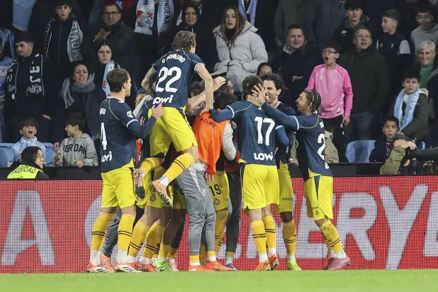 فرحة لاعبي إسبانيول بالفوز على سيلتا فيغو (إ.ب.أ)