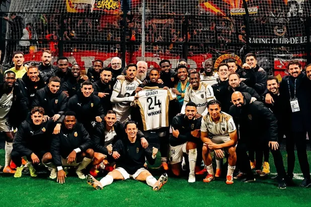 سعود عبد الحميد محتفلاً مع لاعبي لانس بعد الارتقاء للصدارة (موقع النادي)