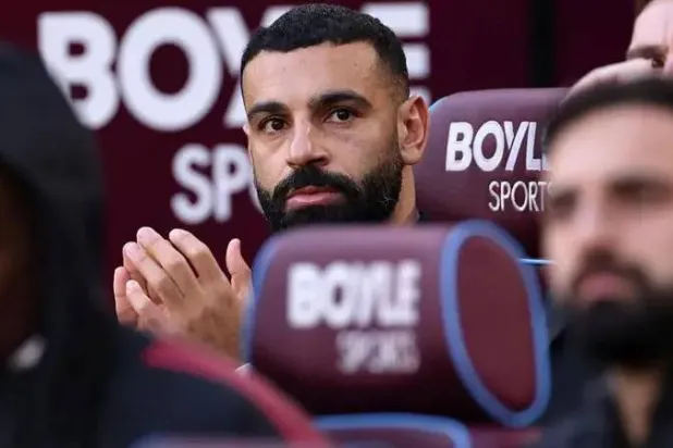 محمد صلاح جلس على دكة بدلاء ليفربول طيلة مواجهة وست هام (بي بي سي)