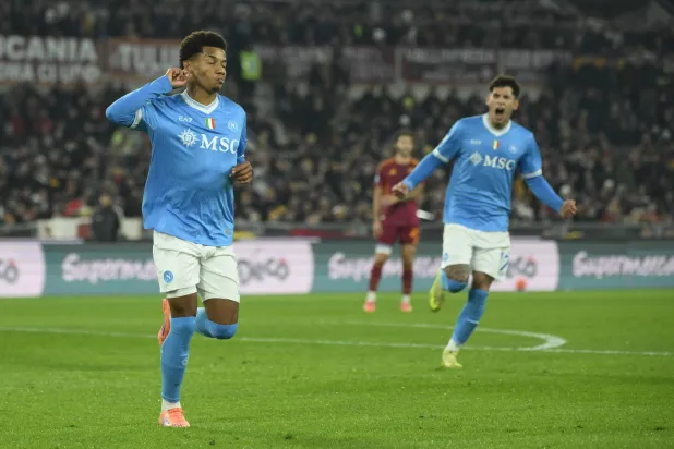 ديفيد نيريس يحتفل بتسجيله هدف الفوز لنابولي على روما (د.ب.أ)
