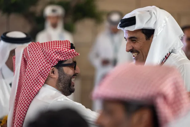 الشيخ تميم بن حمد مستقبلا المستشار تركي آل الشيخ (الشرق الأوسط)