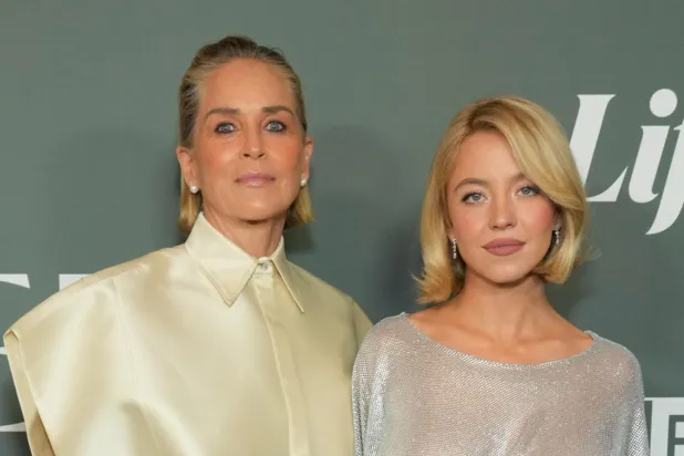 Rol arkadaşları, Variety'nin etkinliğinde birlikte poz verdi (AP)