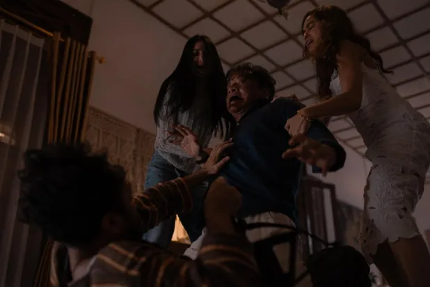 Ölümsüzlük İksiri, eleştirileri derleyen Rotten Tomatoes'da yüzde 70'lik beğeni oranına sahip (Netflix)