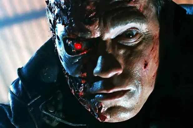 1991 yapımı Terminatör 2: Mahşer Günü'nde Arnold Schwarzenegger, direniş tarafından John Connor'ı korumak üzere gönderilen Terminatör rolünde (Tri-Star Pictures)