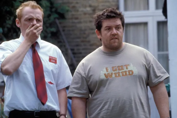 2004 yapımı Zombilerin Şafağı'nda Simon Pegg (solda), Londra'da arkadaşı Ed'le zombi kıyametine yakalanan başarısız satıcı Shaun rolünde (Universal Pictures)