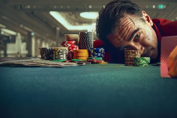 Ballad of a Small Player'ın 49 yaşındaki İrlandalı yıldızı Colin Farrell, filmde borçlarını kapatmaya çalışan kumarbaz Lord Doyle karakterini canlandırıyor (Netflix)