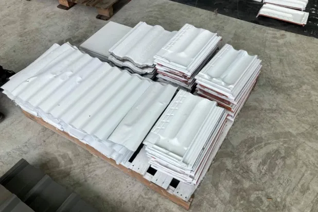 Yeni boyayla boyanmış kiremit ve çelik levhalar (Sidney Üniversitesi)