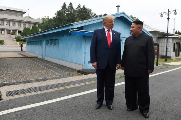 Trump ve Kim, 30 Haziran 2019'da iki Kore arasındaki Tarafsız Bölge'deki Panmunjom sınır köyünde bir araya gelmişti (Arşiv/AP)
