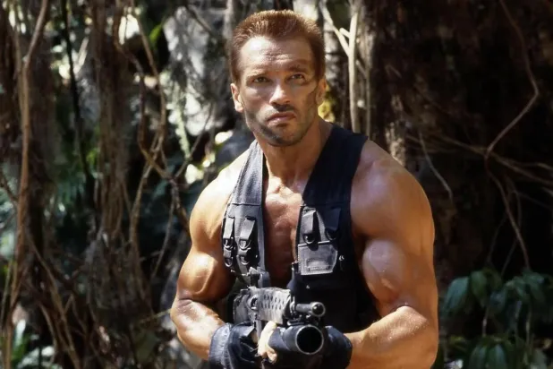 John McTiernan'ın yönettiği 1987 yapımı Av'da (Predator) Arnold Schwarzenegger, Guatemala'daki yağmur ormanlarında bir rehine kurtarma görevine çıkan seçkin kurtarma ekibinin liderini canlandırıyor (20th Century Fox)