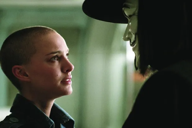 2006'da vizyona giren V for Vendetta, terör olaylarında büyük kayıplar verdikten sonra kurtuluşu baskıcı bir yönetimde bulan Britanya halkının uyanış öyküsünü anlatıyor (Warner Bros. Pictures)