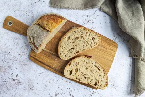 Sadece bir dilim ekşi mayalı ekmek tansiyonu ve kan şekerini düşürebilir (Unsplash)