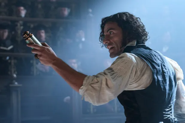 Dr. Victor Frankenstein rolündeki Amerikalı aktör Oscar Isaac, Bir Evlilikten Manzaralar'da (Scenes from a Marriage) sergilediği çarpıcı performansla Emmy adaylığı elde etmişti (Netflix)