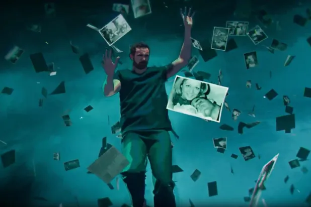 Bonni Cohen ve Jon Shenk imzasını taşıyan Dalgalarda ve Savaşta, IMDb'de 10 üzerinden 7,9 puana sahip (Netflix)