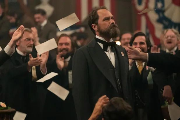 ABD Başkanı James Garfield'ı canlandıran 51 yaşındaki Michael Shannon, Sığınak (Take Shelter) ve Suyun Sesi (The Shape of Water) gibi ödüllü filmlerdeki rolleriyle tanınıyor (Netflix)