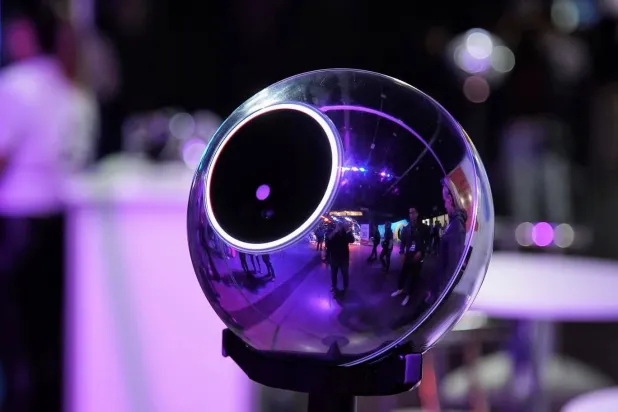 Worldcoin, metal bir küre kullanarak insanların biyometrik verilerini alıyor ve bu veriler daha sonra kripto para birimi edinmek için kullanılabiliyor (Worldcoin)