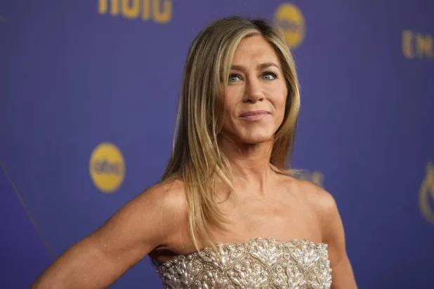 Jennifer Aniston, Jim Curtis'le ilişkisinin "çok özel ve normal" olduğunu söylüyor (AP)