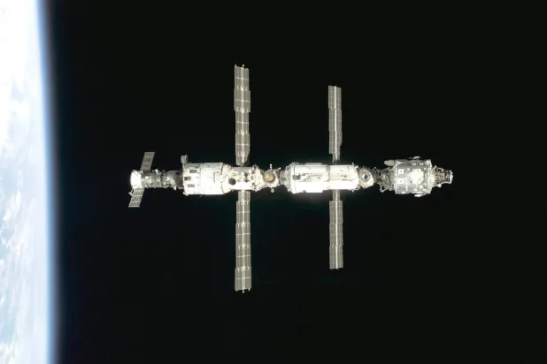 Uluslararası Uzay İstasyonu'nun (soldan sağa) Zvezda servis modülü, Zarya modülü ve Unity modülü (NASA)