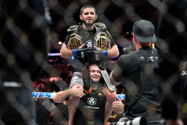 Khabib Nurmagomedov, iki kemerli Islam Makhachev'i taşıyor (AP)