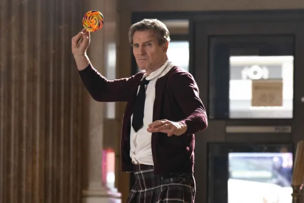 1982'de yayımlanan Police Squad! adlı kısa ömürlü diziye dayanan serinin devamı niteliğindeki Çıplak Silah, babasının izinden giden Yüzbaşı Frank Drebin Jr.'ın hikayesini anlatıyor (Paramount Pictures)