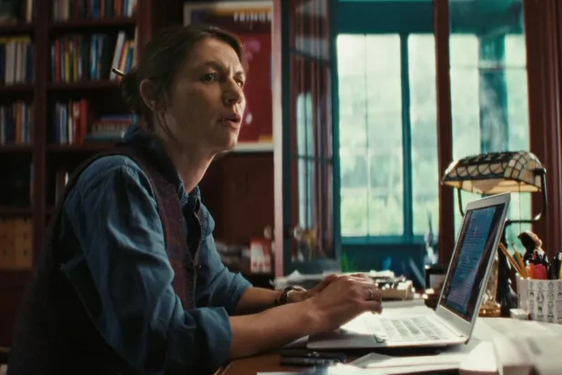 The Beast in Me küçük oğlunu kaybettikten sonra yazma yetisini tamamen yitiren meşhur kalem Aggie Wiggs'i takip ediyor (Netflix)