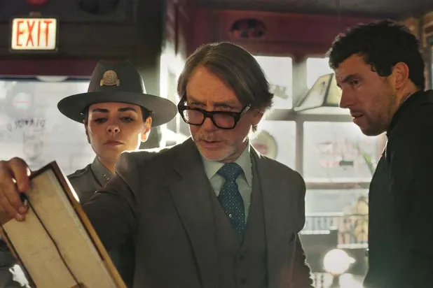 Bıçaklar Çekildi: Ölü Adamın Uyanışı'ında dedektif Benoit Blanc'ı canlandıran Daniel Craig'e yerel polis şefi Geraldine Scott rolünde Mila Kunis (arkada) eşlik ediyor (Netflix)