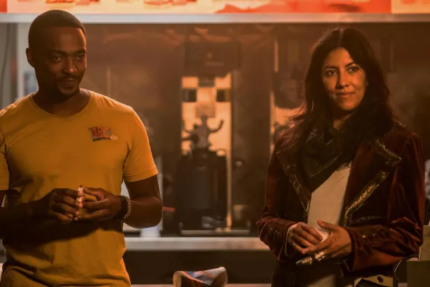 Yarımşar saatlik bölümlerden oluşan Twisted Metal'da Anthony Mackie'ye (solda) Brooklyn Nine-Nine'la tanınan Arjantinli yıldız Stephanie Beatriz (sağda) eşlik ediyor (Peacock)