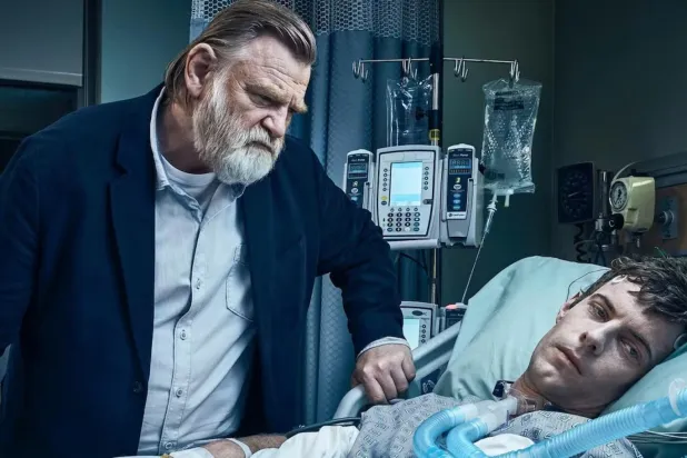 Brendan Gleeson (solda), görkemli kariyeri boyunca bir Emmy kazandı, ayrıca bir Oscar, üç BAFTA ve 5 Altın Küre adaylığı elde etti (Netflix)