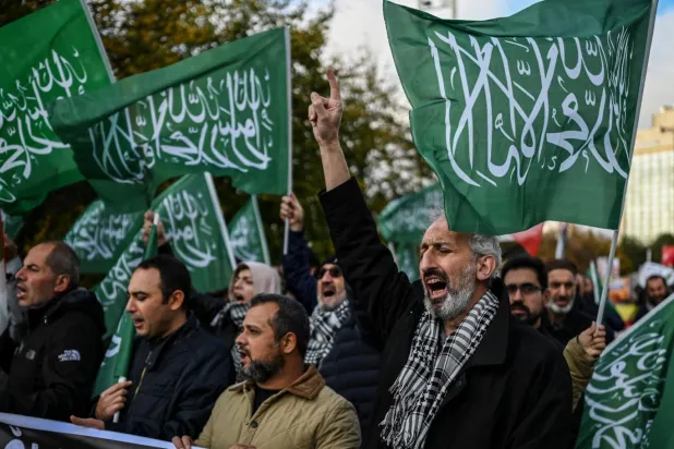 Gazze Dayanışma Platformu, İstanbul'daki Alman konsolosluğu önünde geçen yıl düzenlediği gösteride, Berlin yönetiminin İsrail'e askeri desteğini Hamas bayraklarıyla protesto etmişti (AFP)