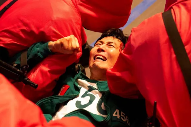 2021'de başlayan Squid Game, nakit sıkıntısı çeken bir grup insanın dudak uçuklatan bir para ödülü ve hayatta kalmak için verdikleri mücadeleyi anlatıyordu (Netflix)