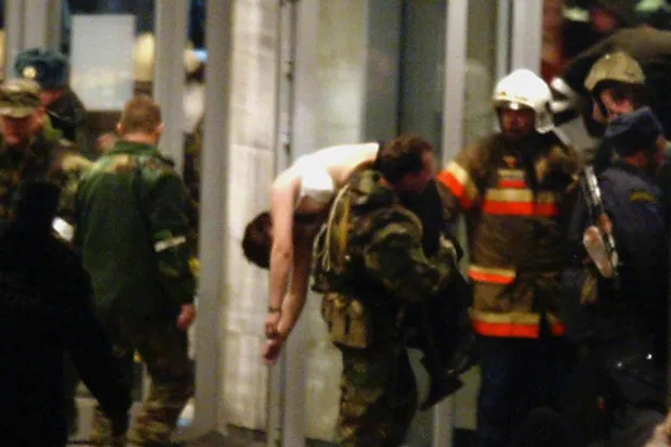  Rus özel harekatçılarının kullandığı gaz nedeniyle birçok rehine bilincini kaybetmişti (Reuters)