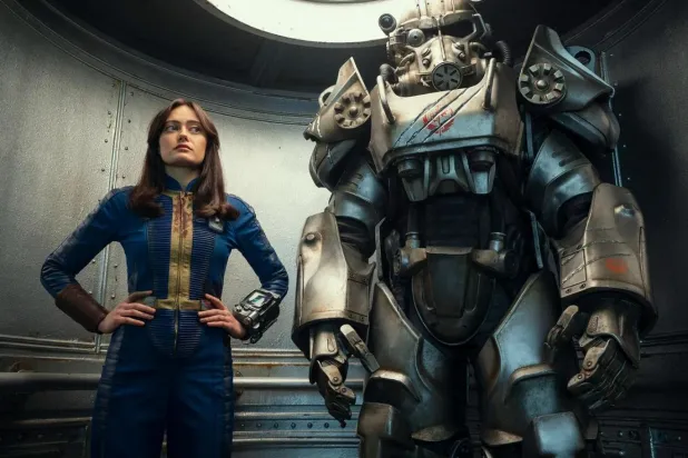 Fallout'ta Lucy'yi canlandıran 29 yaşındaki Ella Purnell (sağda), Yellowjackets ve Sweetpea gibi dizilerdeki rolleriyle de tanınıyor (Amazon Prime Video)