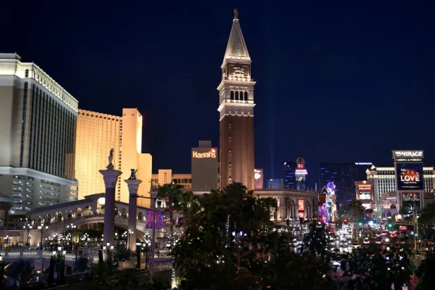 Las Vegas'ta çalışanların yaklaşık yüzde 26'sı turizm ve konaklama işlerine bel bağlıyor ve bu da ABD ortalamasının yaklaşık üç katı (Reuters)