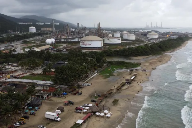 Analizde, Maduro yönetiminin ABD'ye karşı en büyük pazarlık kozunun petrol tedariki olacağı belirtiliyor (Reuters)