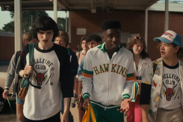 Yaratıcılığını Duffer kardeşlerin üstlendiği 12 Emmy ödüllü Stranger Things, 1980'lerde geçiyor ve hayali bir Amerikan kasabasında yaşanan paranormal olayları konu alıyor (Netflix)