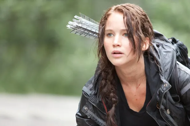 Açlık Oyunları'nda kız kardeşi için hayatta kalma mücadelesi veren 16 yaşındaki Katniss Everdeen rolünde Jennifer Lawrence yer almıştı (Starz Entertainment)